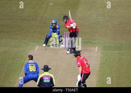 County Durham, UK. 19. Apr 2019. Tom Taylor Antriebe Liam Trevaskis während der EZB Royal London eintägiger Pokalspiel zwischen dem Durham CCC v Leicestershire CCC im Emirates Riverside, County Durham, England am 19. April 2019. Foto von John Mallett. Nur die redaktionelle Nutzung, eine Lizenz für die gewerbliche Nutzung erforderlich. Keine Verwendung in Wetten, Spiele oder einer einzelnen Verein/Liga/player Publikationen. Credit: UK Sport Pics Ltd/Alamy leben Nachrichten Stockfoto