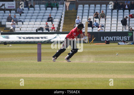 County Durham, UK. 19. Apr 2019. Tom Taylor Clips aus seinen Zehen zu seinen 50 bringen, während die EZB Royal London eintägiger Pokalspiel zwischen dem Durham CCC v Leicestershire CCC im Emirates Riverside, County Durham, England am 19. April 2019. Foto von John Mallett. Nur die redaktionelle Nutzung, eine Lizenz für die gewerbliche Nutzung erforderlich. Keine Verwendung in Wetten, Spiele oder einer einzelnen Verein/Liga/player Publikationen. Credit: UK Sport Pics Ltd/Alamy leben Nachrichten Stockfoto