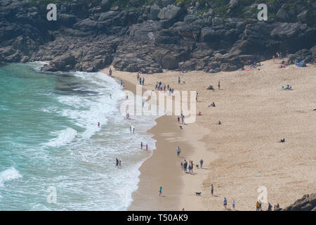 Treen, Cornwall, UK. 19. April 2019. UK Wetter: Die Strände bei Treen und Porthcurno waren wie die Karibik auf Ostern Freitag. Es war heiß. und Einheimische und Urlauber waren, von den türkisfarbenen Meer. Stockfoto