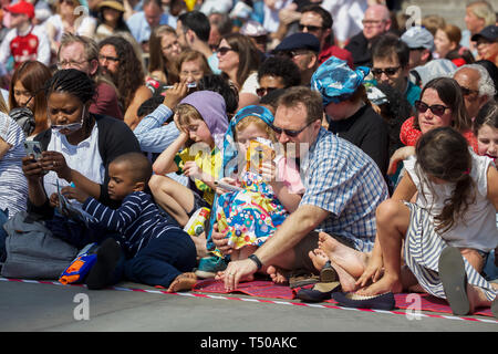 London, Großbritannien. 19 Apr, 2019. Die Passion Jesu fand in Trafalgar Square bei strahlendem Sonnenschein. Große Massen genossen eine freie Leistung mit über 100 Akteure und Freiwilligen aus der Wintershall Spieler die an dem Tag, an dem Jesus geglaubt wird verhaftet und gekreuzigt. Credit: Keith Larby/Alamy leben Nachrichten Stockfoto