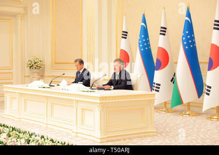 Taschkent, Usbekistan. 19 Apr, 2019. Der Präsident der Republik Usbekistan Shavkat Mirziyoyev (R) spricht auf einer Pressekonferenz nach Verhandlungen mit seinem südkoreanischen Amtskollegen Moon Jae-in in Taschkent, Usbekistan, 19. April 2019. Beide Seiten vereinbarten, die auf die Gründung von Joint Ventures in führenden Sektoren der usbekischen Wirtschaft, die Entwicklung einer "e-Regierung" und die Ausbildung von Personal für die Innovation und sozialen Bereich. Credit: Cai Guodong/Xinhua/Alamy leben Nachrichten Stockfoto