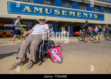 Bournemouth, UK. 19 Apr, 2019. Urlauber und Einheimische Herde zum Strand von Bournemouth wie Temperaturen 25 Grad an der Südküste von England. Quelle: John Beasley/Alamy leben Nachrichten Stockfoto