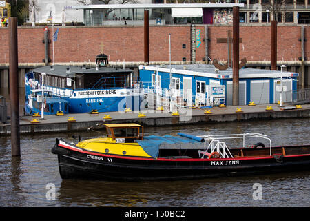 Hamburg, Deutschland. 09 Apr, 2019. Die River Boat Kirche ist an einen Steg im binnenhafen an der Speicherstadt entfernt. Deutschlands einzige schwimmende Kirche hat in Hamburg seit 1952 verankert. Die Evangelisch-lutherische Kirche hatte einmal das Boot in einer schwimmenden Kirche umgewandelt. Credit: Christian Charisius/dpa/Alamy leben Nachrichten Stockfoto