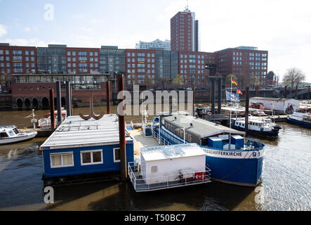 Hamburg, Deutschland. 09 Apr, 2019. Die River Boat Kirche ist an einen Steg im binnenhafen an der Speicherstadt entfernt. Deutschlands einzige schwimmende Kirche hat in Hamburg seit 1952 verankert. Die Evangelisch-lutherische Kirche hatte einmal das Boot in einer schwimmenden Kirche umgewandelt. Credit: Christian Charisius/dpa/Alamy leben Nachrichten Stockfoto