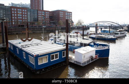 Hamburg, Deutschland. 09 Apr, 2019. Die River Boat Kirche ist an einen Steg im binnenhafen an der Speicherstadt entfernt. Deutschlands einzige schwimmende Kirche hat in Hamburg seit 1952 verankert. Die Evangelisch-lutherische Kirche hatte einmal das Boot in einer schwimmenden Kirche umgewandelt. Credit: Christian Charisius/dpa/Alamy leben Nachrichten Stockfoto