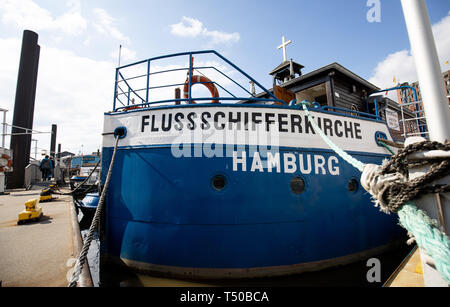 Hamburg, Deutschland. 09 Apr, 2019. Die River Boat Kirche ist an einen Steg im binnenhafen an der Speicherstadt entfernt. Deutschlands einzige schwimmende Kirche hat in Hamburg seit 1952 verankert. Die Evangelisch-lutherische Kirche hatte einmal das Boot in einer schwimmenden Kirche umgewandelt. Credit: Christian Charisius/dpa/Alamy leben Nachrichten Stockfoto