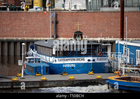 Hamburg, Deutschland. 09 Apr, 2019. Die River Boat Kirche ist an einen Steg im binnenhafen an der Speicherstadt entfernt. Deutschlands einzige schwimmende Kirche hat in Hamburg seit 1952 verankert. Die Evangelisch-lutherische Kirche hatte einmal das Boot in einer schwimmenden Kirche umgewandelt. Credit: Christian Charisius/dpa/Alamy leben Nachrichten Stockfoto