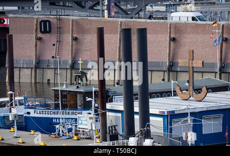 Hamburg, Deutschland. 09 Apr, 2019. Die River Boat Kirche ist an einen Steg im binnenhafen an der Speicherstadt entfernt. Deutschlands einzige schwimmende Kirche hat in Hamburg seit 1952 verankert. Die Evangelisch-lutherische Kirche hatte einmal das Boot in einer schwimmenden Kirche umgewandelt. Credit: Christian Charisius/dpa/Alamy leben Nachrichten Stockfoto