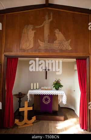 Hamburg, Deutschland. 09 Apr, 2019. Der Altar auf dem River Boat Kirche im binnenhafen an der Speicherstadt. Deutschlands einzige schwimmende Kirche hat in Hamburg seit 1952 verankert. Die Evangelisch-lutherische Kirche hatte einmal das Boot in einer schwimmenden Kirche umgewandelt. Credit: Christian Charisius/dpa/Alamy leben Nachrichten Stockfoto