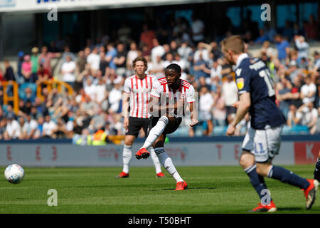 London, Großbritannien. 19 Apr, 2019. Josh Dasilva von Brentford in Aktion während der efl Sky Bet Championship Match zwischen Millwall und Brentford an der Höhle, London, England am 19. April 2019. Foto von Carlton Myrie. Nur die redaktionelle Nutzung, eine Lizenz für die gewerbliche Nutzung erforderlich. Keine Verwendung in Wetten, Spiele oder einer einzelnen Verein/Liga/player Publikationen. Credit: UK Sport Pics Ltd/Alamy leben Nachrichten Stockfoto