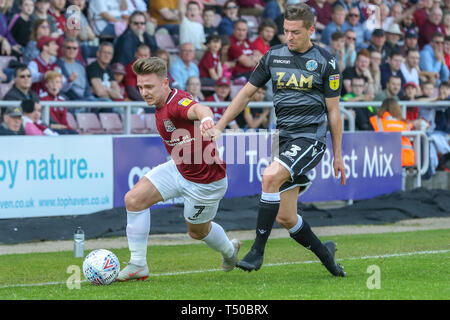 Northampton, Großbritannien. 19. Apr 2019. Northampton Town Sam Hoskins ist von Macclesfield Town David Fitzpatrick während der ersten Hälfte des Himmels Wette Liga 2 Übereinstimmung zwischen Northampton Town und Macclesfield Town an der PTS Akademie Stadion, Northampton am Freitag, 19. April 2019 verschmutzt ist. Keine Verwendung in Wetten, Spiele oder einer einzelnen Verein/Liga/player Publikationen. Credit: MI Nachrichten & Sport/Alamy leben Nachrichten Stockfoto