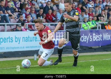 Northampton, Großbritannien. 19. Apr 2019. Northampton Town Sam Hoskins ist von Macclesfield Town David Fitzpatrick während der ersten Hälfte des Himmels Wette Liga 2 Übereinstimmung zwischen Northampton Town und Macclesfield Town an der PTS Akademie Stadion, Northampton am Freitag, 19. April 2019 verschmutzt ist. Keine Verwendung in Wetten, Spiele oder einer einzelnen Verein/Liga/player Publikationen. Credit: MI Nachrichten & Sport/Alamy leben Nachrichten Stockfoto