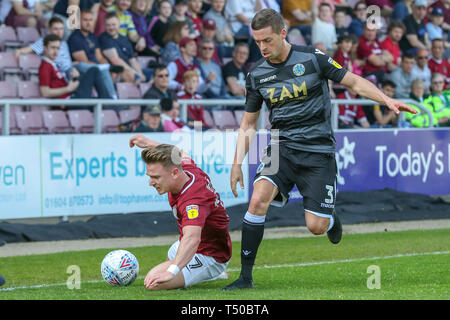 Northampton, Großbritannien. 19. Apr 2019. Northampton Town Sam Hoskins ist von Macclesfield Town David Fitzpatrick während der ersten Hälfte des Himmels Wette Liga 2 Übereinstimmung zwischen Northampton Town und Macclesfield Town an der PTS Akademie Stadion, Northampton am Freitag, 19. April 2019 verschmutzt ist. Keine Verwendung in Wetten, Spiele oder einer einzelnen Verein/Liga/player Publikationen. Credit: MI Nachrichten & Sport/Alamy leben Nachrichten Stockfoto