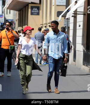 Mailand, Keita Klingenwechsel Diao und Freundin Simona Guatieri im Zentrum Keita Klingenwechsel Diao, Stürmer von Inter und der senegalesischen Nationalmannschaft, Spaziergänge durch die Straßen des Zentrums mit seiner Freundin SIMONA GUATIERI, Model und Moderatorin der Molise 28 Jahre alt, auch ex Velina in Spanien. Stockfoto