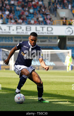 London, Großbritannien. 19 Apr, 2019. Während der EFL Sky Bet Championship Match zwischen Millwall und Brentford an der Höhle, London, England am 19. April 2019. Foto von Carlton Myrie. Nur die redaktionelle Nutzung, eine Lizenz für die gewerbliche Nutzung erforderlich. Keine Verwendung in Wetten, Spiele oder einer einzelnen Verein/Liga/player Publikationen. Credit: UK Sport Pics Ltd/Alamy leben Nachrichten Stockfoto