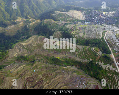 Congjiang, Congjiang, China. 19 Apr, 2019. Congjiang, CHINA - Bauern sind besetzt mit Feder Bewirtschaften an den terrassierten Feldern in Congjiang, Provinz Guizhou. Credit: SIPA Asien/ZUMA Draht/Alamy leben Nachrichten Stockfoto