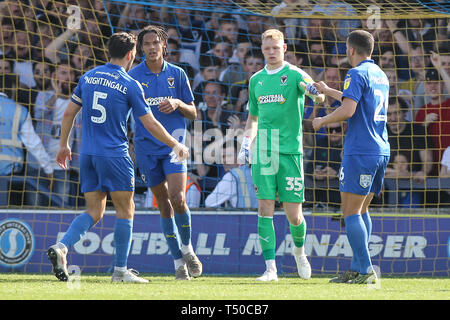 Kingston, UK. 19 Apr, 2019. AFC Wimbledon Torwart Aaron Ramsdale gratuliert nach einem feinen Speichern während der efl Sky Bet Liga 1 Übereinstimmung zwischen AFC Wimbledon und Bristol Rovers im Cherry Red Records Stadion, Kingston, England am 19. April 2019. Foto von Ken Funken. Nur die redaktionelle Nutzung, eine Lizenz für die gewerbliche Nutzung erforderlich. Keine Verwendung in Wetten, Spiele oder einer einzelnen Verein/Liga/player Publikationen. Credit: UK Sport Pics Ltd/Alamy leben Nachrichten Stockfoto