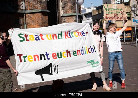 Hannover, Deutschland. 19 Apr, 2019. Die Teilnehmer der Demonstration gegen das Verbot der Tanz am Karfreitag stehen mit Fahnen. Das Treffen wurde von einem Mitglied der Grünen Jugend registriert. Die Polizei Hannover hat ein Verbot auf Flöten, Musikinstrumente und Lautsprecher, die vom Verwaltungsgericht Hannover in einem summarischen Verfahren bestätigt wurde. Credit: Peter Steffen/dpa/Alamy leben Nachrichten Stockfoto