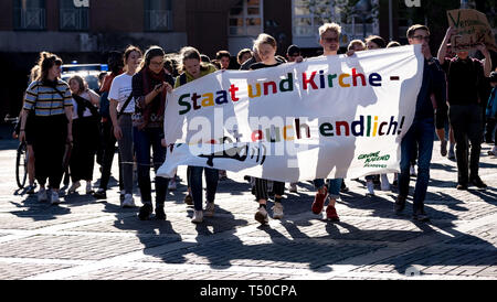 Hannover, Deutschland. 19 Apr, 2019. Die Teilnehmer der Demonstration gegen das Verbot der Tanz am Karfreitag stehen mit Fahnen. Das Treffen wurde von einem Mitglied der Grünen Jugend registriert. Die Polizei Hannover hat ein Verbot auf Flöten, Musikinstrumente und Lautsprecher, die vom Verwaltungsgericht Hannover in einem summarischen Verfahren bestätigt wurde. Credit: Peter Steffen/dpa/Alamy leben Nachrichten Stockfoto