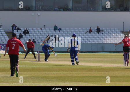 County Durham, UK. 19 Apr, 2019. Alex Lees ist von Dieter Klein während der EZB Royal London eintägiger Pokalspiel zwischen dem Durham CCC v Leicestershire CCC im Emirates Riverside, County Durham, England am 19. April 2019 gerollt. Foto von John Mallett. Nur die redaktionelle Nutzung, eine Lizenz für die gewerbliche Nutzung erforderlich. Keine Verwendung in Wetten, Spiele oder einer einzelnen Verein/Liga/player Publikationen. Credit: UK Sport Pics Ltd/Alamy leben Nachrichten Stockfoto