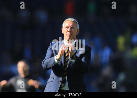 Der Weißdorn, West Bromwich, Großbritannien. 19. Apr 2019. Hull City Manager Nigel Adkins begrüßt die Fans nach den Himmel Wette Championship Match zwischen West Bromwich Albion und Hull City in West Bromwich, West Bromwich am Freitag, 19. April 2019. Keine Verwendung in Wetten, Spiele oder einer einzelnen Verein/Liga/player Publikationen. Foto darf nur für Zeitung und/oder Zeitschrift redaktionelle Zwecke verwendet werden. Credit: MI Nachrichten & Sport/Alamy leben Nachrichten Stockfoto