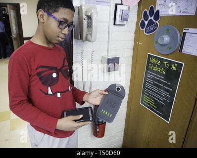 April 16, 2019 - Plainfield, New Jersey, USA - JAYSON MIDDLETON, 14, ein achter Sortierer auf maxson der mittleren Schule in Plainfield, New Jersey hält sein Handy und eine abschließbare Phone Pouch in die anderen ... Die mittlere Schule begann ein Programm, dass alle Schüler der Klassen 6-8 ihre Telefone in der Tasche für die Dauer der Schule Tag zu sperren. .. Schulvorsteher Kevin Stansbury, sagte in einem Video zu den Eltern, â € "dieses Jahr beginnen wir eine Richtlinienänderung für Telefon verwenden zu können, wo die Studenten nicht €™ t Rolle Zugriff auf ihre Handys während des Schultages. .. Stansburyâ € ™ s Forschung gefunden Studenten sind bei Stockfoto