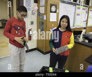 April 16, 2019 - Plainfield, New Jersey, USA - JAYSON MIDDLETON, 14, LINKS UND ALEXANDRA ANAYA, 15, beide achte Sortierer auf maxson der mittleren Schule in Plainfield, New Jersey halten Sie Ihre Mobiltelefone und verschließbaren Beutel... der mittleren Schule begann ein Programm, dass alle Schüler der Klassen 6-8 ihre Telefone in den verschließbaren Beutel für die Dauer der Schule Tag zu platzieren. .. Schulvorsteher Kevin Stansbury, sagte in einem Video zu den Eltern, â € "dieses Jahr beginnen wir eine Richtlinienänderung für Telefon verwenden zu können, wo die Studenten nicht €™ t Rolle Zugriff auf ihre Handys während des Schultages. .. Stansburyâ € ™ s Res Stockfoto