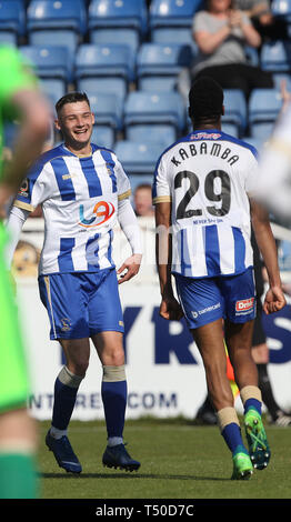 Hartepool, UK. 19. Apr 2019. Lukas Molyneux feiert mit Nicke Kabamba nach dem Scoring zweite Hartlepool United's Ziel während der Vanarama nationalen Liga Match zwischen Hartlepool United und FC Halifax Town im Victoria Park, Hartlepool am Freitag, 19. April 2019. (Credit: Mark Fletcher | MI Nachrichten) Credit: MI Nachrichten & Sport/Alamy leben Nachrichten Stockfoto