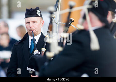 Kelso, Scottish Borders, Großbritannien. 19. April 2019. Die Bewohner von Kelso sammeln auf dem Marktplatz zu beobachten, die Ankündigung von Mark Henderson genannt werden wie die 2019 Kelso Laddie in Kelso Square am 19. April 2019 in Kelso, Großbritannien. Credit: Scottish Borders, Medien/Alamy leben Nachrichten Stockfoto