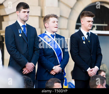 Kelso, Scottish Borders, Großbritannien. 19. April 2019. Die Bewohner von Kelso sammeln auf dem Marktplatz zu beobachten, die Ankündigung von Mark Henderson genannt werden wie die 2019 Kelso Laddie in Kelso Square am 19. April 2019 in Kelso, Großbritannien. Credit: Scottish Borders, Medien/Alamy leben Nachrichten Stockfoto