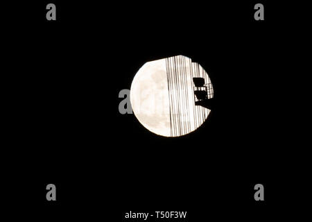 Kiel, Deutschland. 19 Apr, 2019. In einer klaren Nacht der Mond steht hinter einem Kran im Kieler Hafen. Credit: Frank Molter/dpa/Alamy leben Nachrichten Stockfoto