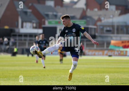 Newport, Großbritannien. 19 Apr, 2019. Caolan Lavery von Bury FC in Aktion. EFL Skybet Fußball-Liga zwei, Newport County v Bury an Rodney Parade in Newport, South Wales am Freitag, 19. April 2019. Dieses Bild dürfen nur für redaktionelle Zwecke verwendet werden. Nur die redaktionelle Nutzung, eine Lizenz für die gewerbliche Nutzung erforderlich. Keine Verwendung in Wetten, Spiele oder einer einzelnen Verein/Liga/player Publikationen. pic von Andrew Obstgarten/Andrew Orchard sport Fotografie/Alamy Live news Credit: Andrew Orchard sport Fotografie/Alamy leben Nachrichten Stockfoto