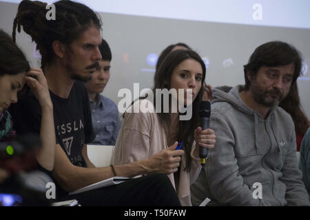 Madrid, Spanien. 19 Apr, 2019. Irene Montero, kongressabgeordnete von Podemos beobachtet, als er während der Veranstaltung Event von podemos Party mit jungen Menschen unter dem Motto "Die Zukunft gehört uns'' über die Probleme der jungen Menschen als die Zahlung von Studiengebühren, Mangel an Arbeit, Prekarisierung der Beschäftigung mit ''Mini-jobs'' oder falsche autonome, der Zugang zu Wohnraum, etc. Die Veranstaltung durch junge Vertreter aus ganz Spanien, die die Kongreßabgeordneten Irene Montero, Alberto Rodríguez-guez und Rafae Mayoral und der Kandidat für die Präsidentschaft der Gemeinschaft von Madrid, Isabel Serra gebeten haben, besucht war zu sprechen. Th Stockfoto