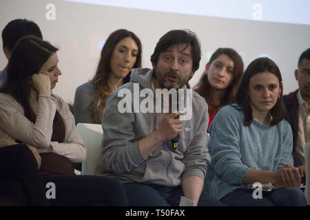 Madrid, Spanien. 19 Apr, 2019. Rafael bürgermeisterlichen Sprechen während der Veranstaltung Event von podemos Party mit jungen Menschen unter dem Motto "Die Zukunft gehört uns'' über die Probleme der jungen Menschen als die Zahlung von Studiengebühren, Mangel an Arbeit, Prekarisierung der Beschäftigung mit ''Mini-jobs'' oder falsche autonome, der Zugang zu Wohnraum, etc. Die Veranstaltung durch junge Vertreter aus ganz Spanien, die die Kongreßabgeordneten Irene Montero, Alberto Rodríguez-guez und Rafae Mayoral und der Kandidat für die Präsidentschaft der Gemeinschaft von Madrid, Isabel Serra gebeten haben, besucht war zu sprechen. Die Veranstaltung findet mit Stockfoto