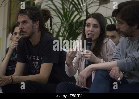 Madrid, Spanien. 19 Apr, 2019. Irene Montero, kongressabgeordnete von podemos gesehen anspruchsvoll für das Wahlrecht ab 16 Jahren und auch Lehren der Feminismus in den Schulen während der Veranstaltung Event von podemos Party mit jungen Menschen unter dem Motto "Die Zukunft gehört uns'' zu sprechen, über die Probleme der jungen Menschen als die Zahlung von Studiengebühren, Mangel an Arbeit, Prekarisierung der Beschäftigung mit ''Mini-jobs'' oder falsche autonome, der Zugang zu Wohnraum, etc. Die Veranstaltung durch junge Vertreter aus ganz Spanien, die die Kongreßabgeordneten Irene Montero, Alberto Rodríguez-guez und Rafae Bürgermeisterlichen gebeten haben besucht wurde und Stockfoto