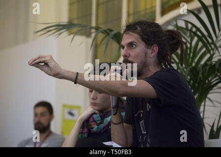 Madrid, Spanien. 19 Apr, 2019. Alberto Rodríguez-guez beobachtet, als er während der Veranstaltung Event von podemos Party mit jungen Menschen unter dem Motto "Die Zukunft gehört uns'' über die Probleme der jungen Menschen als die Zahlung von Studiengebühren, Mangel an Arbeit, Prekarisierung der Beschäftigung mit ''Mini-jobs'' oder falsche autonome, der Zugang zu Wohnraum, etc. Die Veranstaltung durch junge Vertreter aus ganz Spanien, die die Kongreßabgeordneten Irene Montero, Alberto Rodríguez-guez und Rafae Mayoral und der Kandidat für die Präsidentschaft der Gemeinschaft von Madrid, Isabel Serra gebeten haben, besucht war zu sprechen. Die Veranstaltung findet w Stockfoto