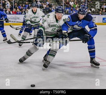 Florida Everblades Verteidiger Patrick McCarron (12), links, und Jacksonville Eisgruben steigt vorwärts Cam Maclise (8) vie für den Puck, der während des ersten Anwendungszeitraums der ein echl Professional Hockey Endspiel Spiel am Veterans Memorial Arena in Jacksonville, Fla., Donnerstag, 18. April 2019. (Gary Lloyd McCullough/Cal Sport Media) Stockfoto