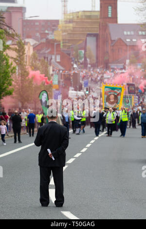 Falls Road, Belfast, UK. 19 Apr, 2019. Präsident von Irland Michael D Higgins öffnet offiziell die neue James Connolly Zentrum auf der Falls Road Credit: Bonzo/Alamy leben Nachrichten Stockfoto