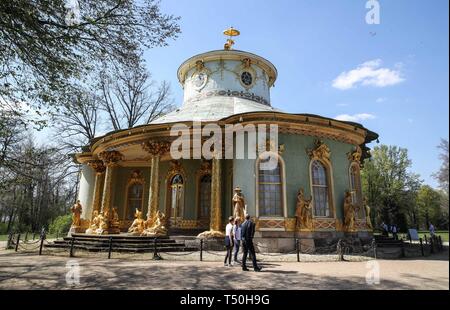 Potsdam. 18 Apr, 2019. Foto am 18. April 2019 zeigt eine Ansicht der Chinesische Haus im Garten des Schloss Sanssouci in Potsdam, Deutschland. Das Schloss Sanssouci war von 1745 bis 1747 als Sommersitz für den preußischen König Friedrich II. und von 1840 bis 1842 erweitert. Der Palast wurde auf die terrassierten Weinberge gebaut und an einen barocken Garten unten angeschlossen. Das Schloss Sanssouci und den weitläufigen Gärten wurden von der UNESCO zum Weltkulturerbe im Jahr 1990 ausgewählt. Credit: Shan Yuqi/Xinhua/Alamy leben Nachrichten Stockfoto