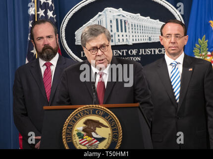 Washington, District of Columbia, USA. 18 Apr, 2019. United States Attorney General William S. Barr, Mitte, Edward O'Callaghan, Principal Deputy Assistant attorney General der National Security Division, Links, und der Stellvertretende US Attorney General Rod Rosenstein, rechts, eine Pressekonferenz im Justizministerium der USA in Washington DC am 18. April 2019 führen. Sie sind im Vorfeld der Veröffentlichung der anonymisiert Version der Mueller Bericht Credit: Ron Sachs/CNP/ZUMA Draht/Alamy leben Nachrichten Stockfoto