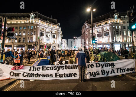 Die Demonstranten besetzt Oxford Circus, nachdem die Polizei das Boot "Berta Cáceres entfernt" Während das Aussterben Rebellion Streik in London. Ein Betrieb von Hunderten von Polizisten mobilisiert die rosa Boot vom Oxford Circus zu entfernen. Aussterben Rebellion haben fünf Londoner Wahrzeichen für fünften Tag aus Protest gegen die Untätigkeit der Regierung zum Klimawandel blockiert. Stockfoto