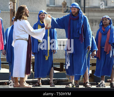 Jesus mit Judas während einer Aufführung von "Die Passion Jesu" von der Wintershall Spieler auf dem Trafalgar Square. Rund 20.000 Menschen dem Londoner Trafalgar Square für die jährliche Leistung der Passion Jesu durch die winterhall Spieler. Die Wiederinkraftsetzung des Lebens Jesu von seiner Ankunft in Jerusalem zu seiner Kreuzigung und Auferstehung ist durch eine Form über 100 Akteure und Freiwillige für kostenlos jeden Karfreitag durchgeführt. Stockfoto