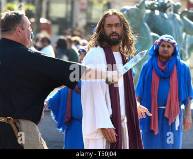 Jesus Christus während einer Aufführung von "Die Passion Jesu" von der Wintershall Spieler auf dem Trafalgar Square. Rund 20.000 Menschen dem Londoner Trafalgar Square für die jährliche Leistung der Passion Jesu durch die winterhall Spieler. Die Wiederinkraftsetzung des Lebens Jesu von seiner Ankunft in Jerusalem zu seiner Kreuzigung und Auferstehung ist durch eine Form über 100 Akteure und Freiwillige für kostenlos jeden Karfreitag durchgeführt. Stockfoto