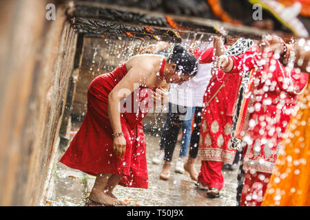 Kathmandu, Nepal. 19 Apr, 2019. Nepalesische devotees zur heiligen Badewanne von 22 Stein tippt während Baisdhara mela Full Moon Festival. Tausende von Gläubigen versammelten Heiligen Bad in 22 Wasserhosen Balaju für ihre spirituelle Reinigung und in der Überzeugung vieler Erkrankungen Behandlungen zu nehmen. Credit: Sunil Pradhan/SOPA Images/ZUMA Draht/Alamy leben Nachrichten Stockfoto