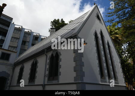 19 April 2019, Portugal, Funchal (Madeira): Außenansicht der Presbyterianischen Kirche in Madeira, wo die Trauerfeier für die deutschen Opfer des Busungluecks stattfindet. Im bus Unfall am 17.04.2019 auf der portugiesischen Insel Madeira im Atlantik 29 Menschen ihr Leben verloren. Ein Trainer mit Dutzenden von deutschen Touristen hatten die Straße früher Mittwoch Abend im Dorf Caniço links, Umgeworfen hatte und sie auf ein Haus gefallen. Foto: Andriy Petryna/dpa Stockfoto