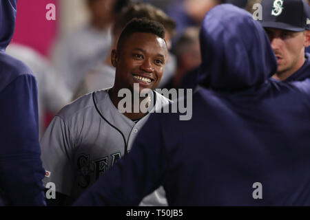 Anaheim, Kalifornien, USA. 19. Apr 2019. Seattle Mariners Shortstop Tim Beckham (1) Lächeln im Dugout nachdem Sie a solo Homer im 9. Inning während des Spiels zwischen der Seattle Mariners und der Präfektur Aichi im Angel Stadium in Anaheim, CA, (Foto von Peter Joneleit, Cal Sport Media) Credit: Cal Sport Media/Alamy leben Nachrichten Stockfoto