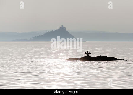 Penzance, Cornwall. 20. April 2019. UK Wetter: diesig Sonnenaufgang am St. Michael's Mount ist der Vorläufer zu einem anderen heißen Ostern. Credit: Mike Newman/Alamy Leben Nachrichten. Stockfoto