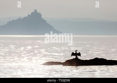 Penzance, Cornwall. 20. April 2019. UK Wetter: diesig Sonnenaufgang am St. Michael's Mount ist der Vorläufer zu einem anderen heißen Ostern. Credit: Mike Newman/Alamy Leben Nachrichten. Stockfoto