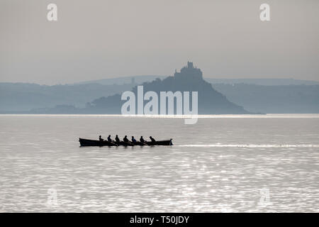 Penzance, Cornwall. 20. April 2019. UK Wetter: Ein dunstiger Morgen vor St. Michael's Mount ist der Vorläufer zu einem anderen heißen Ostern. Credit: Mike Newman/Alamy Leben Nachrichten. Stockfoto