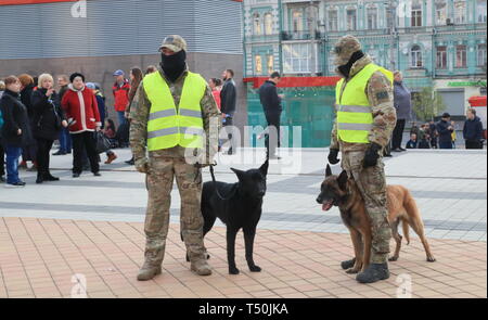 Kiew, Ukraine. 19 Apr, 2019. Sicherheit Personal stand Guard in der Straße während einer Debatte in Kiew, Ukraine, 19. April 2019. Der amtierende Präsident der Ukraine und Präsidentschaftskandidat Petro Poroschenko und Präsidentschaftskandidat und Schauspieler Wladimir Zelensky am Freitag eine Aussprache vor der zweiten Runde der Präsidentschaftswahlen des Landes. Credit: Chen Junfeng/Xinhua/Alamy leben Nachrichten Stockfoto